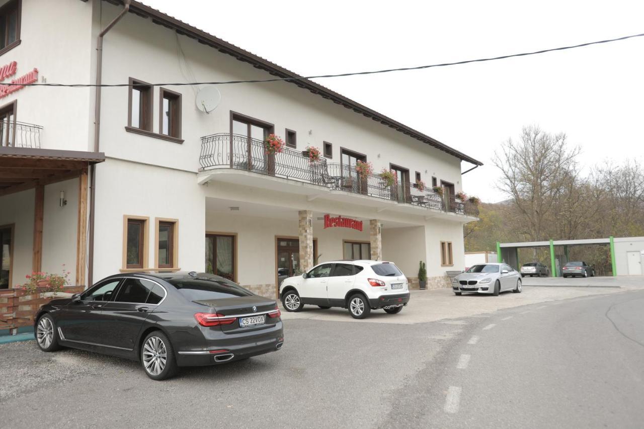 Pensiune Restaurant Liana Mehadija Exteriör bild